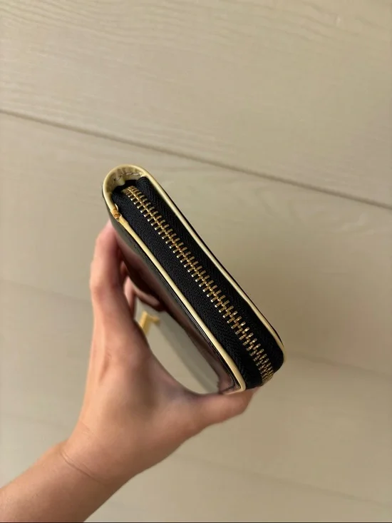 Tory Burch Black Patent Zip-Around Wallet with Logo - Picture 5 of 11